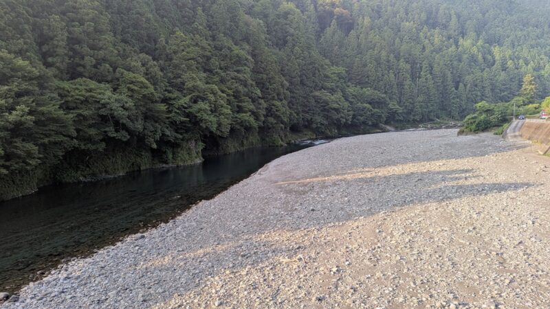 【徳島県発】変わり果てた河川／流入した土砂が岩々埋める／那賀川上流／森と水№4